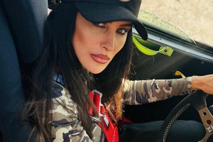 Jazda sportowym samochodem dirft