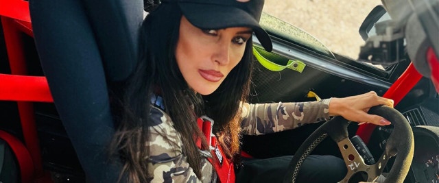 Jazda sportowym samochodem dirft