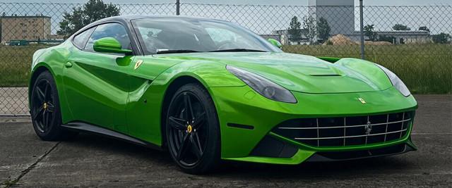 Ferrari f12berlinetta jazda ulicami miast