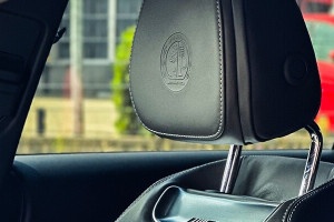 Mercedes AMG 63s 4door logotyp amg na zagłówku