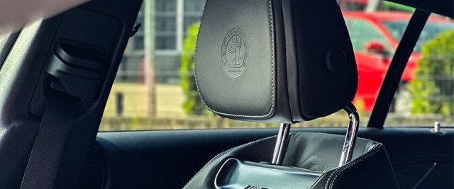 Mercedes AMG 63s 4door logotyp amg na zagłówku