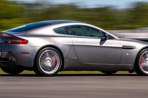 Aston Martin Vantage - jazda po torze