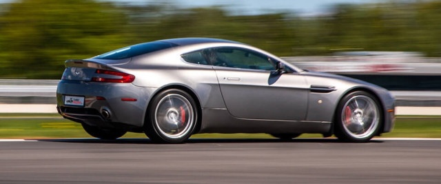 Aston Martin Vantage - jazda po torze