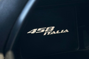 Ferrari 458 Italia logotyp na wyświetlaczu