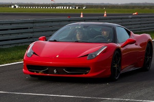 Ferrari 458 Italia jazda po torze na prezent