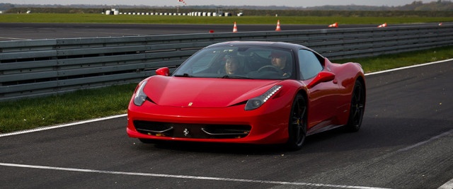 Ferrari 458 Italia jazda po torze na prezent