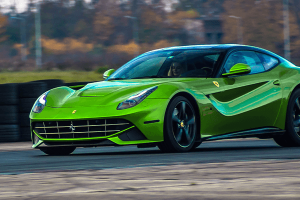 Ferrari f12berlinetta jazda po torze