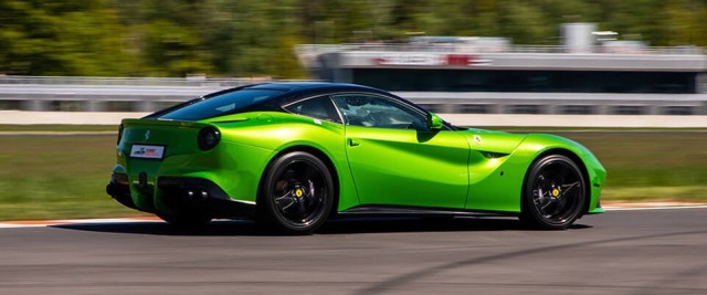 Ferrari f12berlinetta idealna na prezent