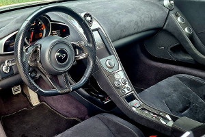 Kokpit samochodu McLaren 650s