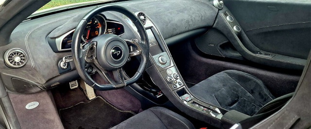 Kokpit samochodu McLaren 650s