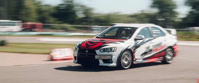 Jazda Mitsubishi Lancer Evo 10a po torze