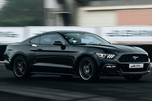 Jazda po torze Fordem Mustangiem na prezent