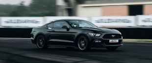 Jazda po torze Fordem Mustangiem na prezent