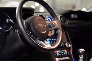 Prezent dla faceta - jazda po torze mustangiem