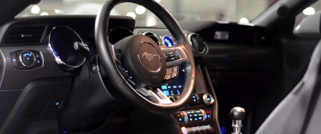 Prezent dla faceta - jazda po torze mustangiem